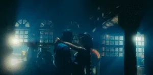 Cena de clipe musical "Sua Boca Mente" de Ana Castela e Zé Felipe